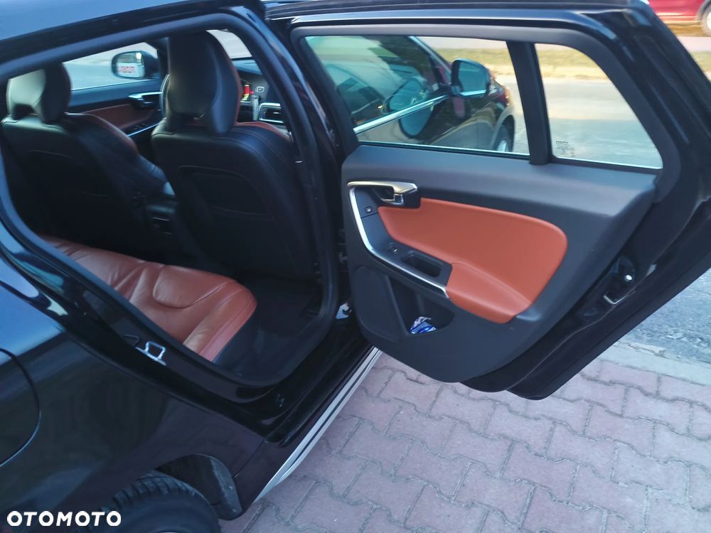 Volvo V60 D6 AWD Plug-in Hybrid R-Design Momentum - 14