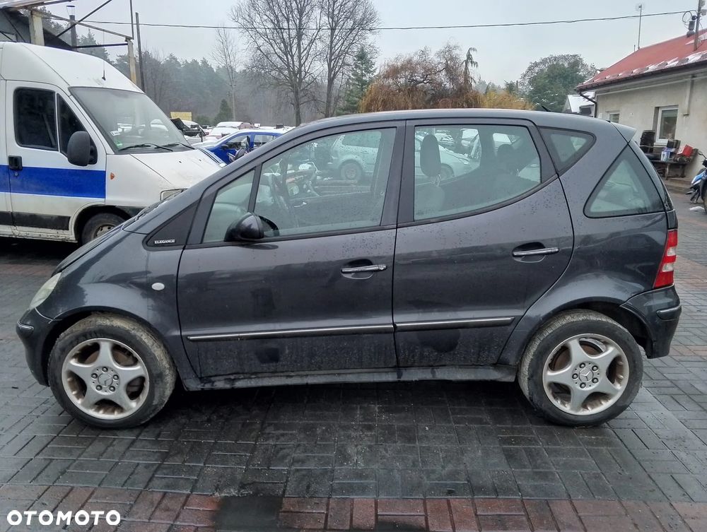 Mercedes – Benz Klasa A W168 FL (01-04r.) 1.9 B 125KM. Silnik 166990 (166.990) Skrzynia 716506 (716.506) (Przeł. 3.72) lakier 195 - METEOR GRAU. Cały na części. GWARANCJA !!!  Przód Tył Zestaw Komplet Drzwi Klapa Zderzak Błotnik Maska Grill Atrapa Szyba Pas Lampa Lusterko Boczki Fotel Kanapa Kokpit Deska Rozdzielcza Przełącznik Włącznik Sterownik Przewody Wiązka Instalacja Moduł Komputer Czujnik Listwa Pompa Alternator Wtryski Głowica Rozrusznik Kompresor Sprzęgło Dwumas Silnik Skrzynia ABS Klimatyzacji Paliwa Wspomagania Kolektor Turbina Przepustnica Zawór Chłodnica Koło Hak Belka Sanki Zawieszenie Mcpherson Półoś Amortyzator Wydech Tłumik Zacisk Most - 4