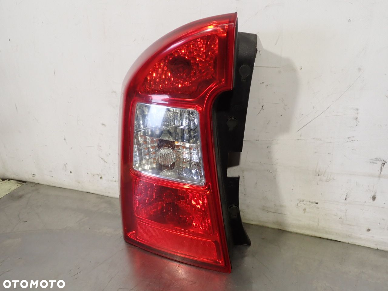 LAMPA LEWA TYLNA KIA CARENS III 92401-100L - 3