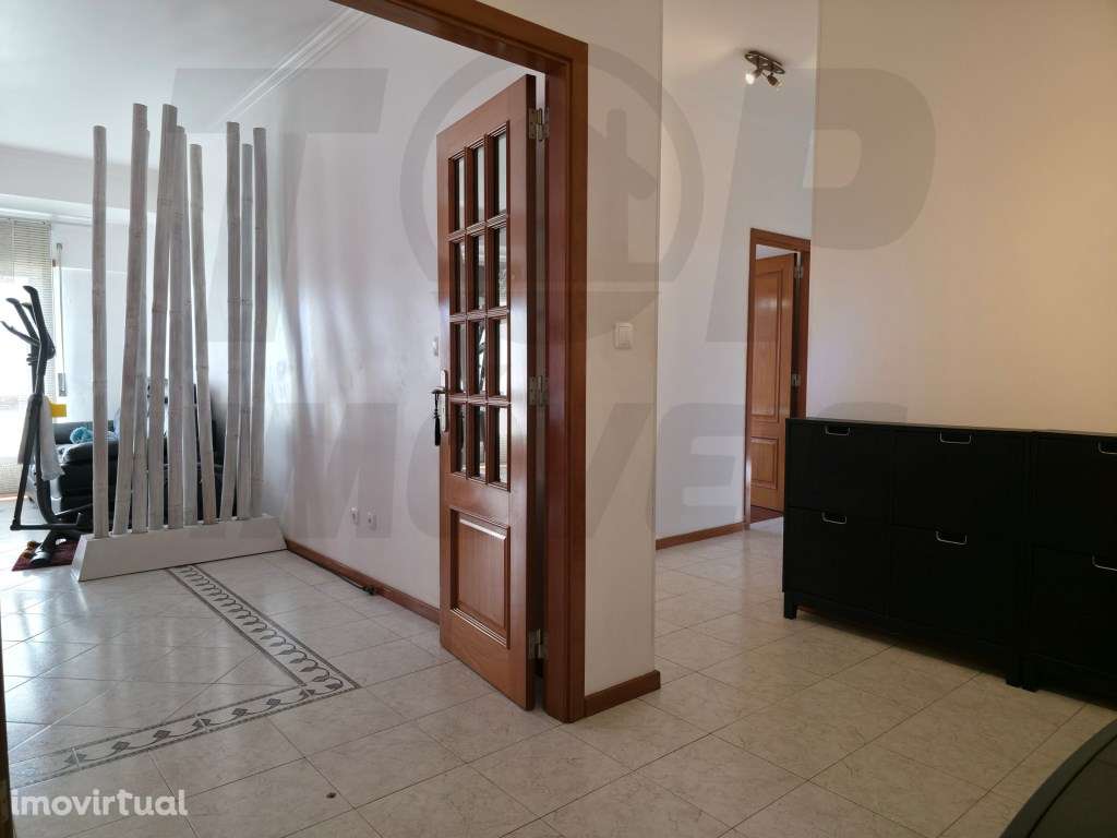 Apartamento T3 - na Rua 1º de Maio com parqueamento - Santa Clara, ... - Grande imagem: 5/22