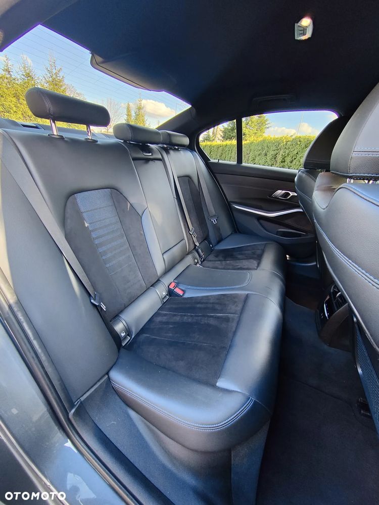 BMW Seria 3 330e M Sport - 22