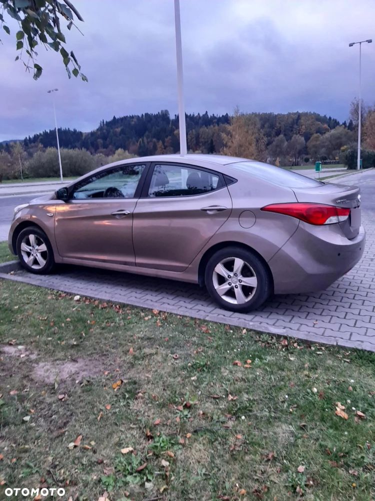 Hyundai Elantra - 2