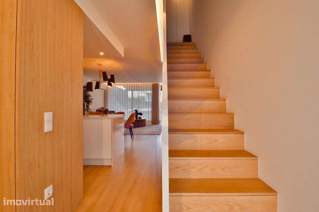 Vende-se T3 Duplex - Condominio Fechado - Como Novo - Empreendimento V - Grande imagem: 3/56
