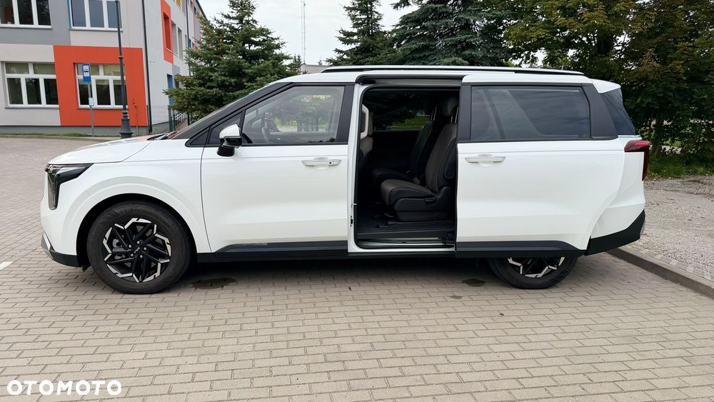 Kia Carnival - 11