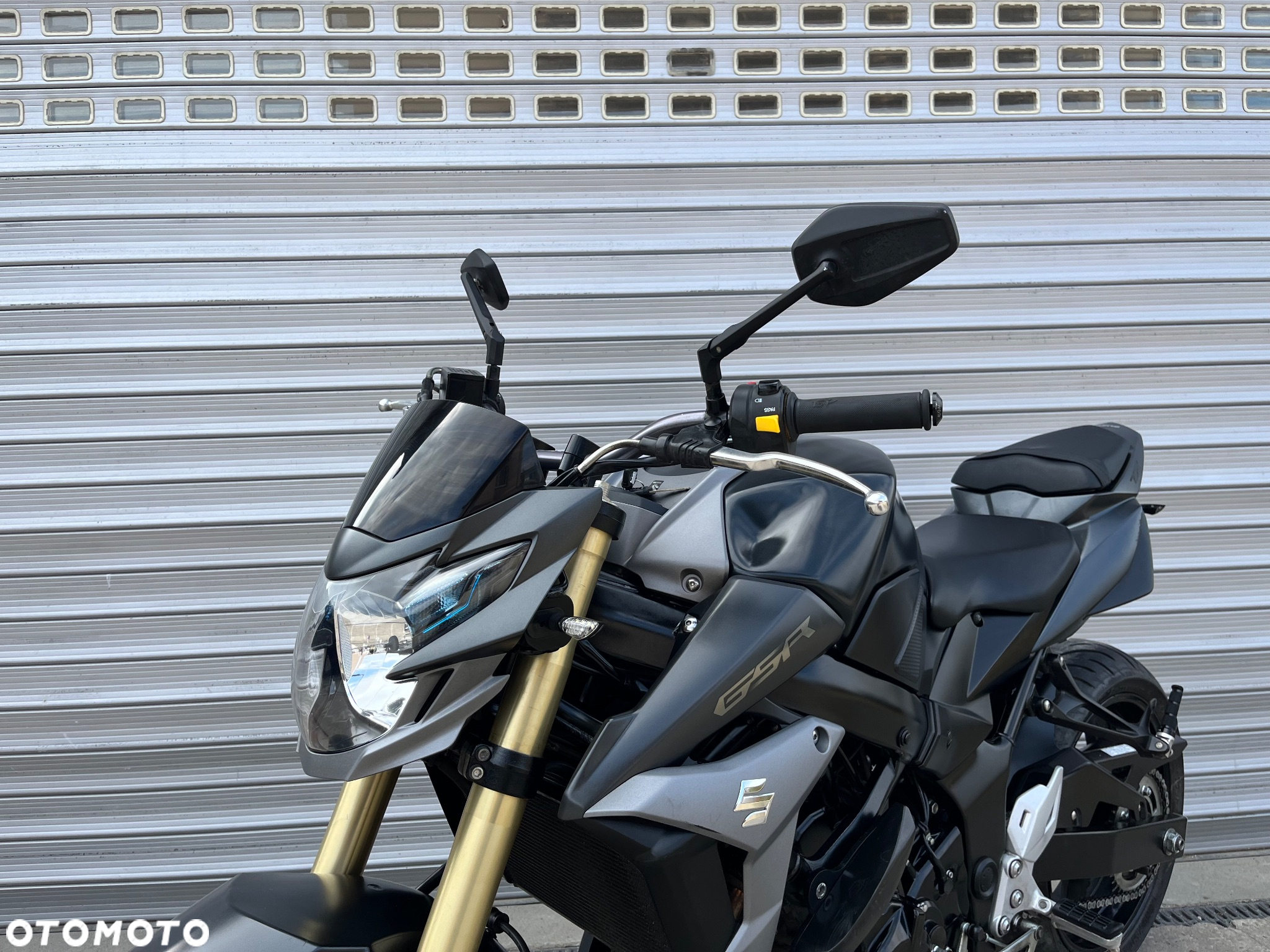 Suzuki GSR - 27