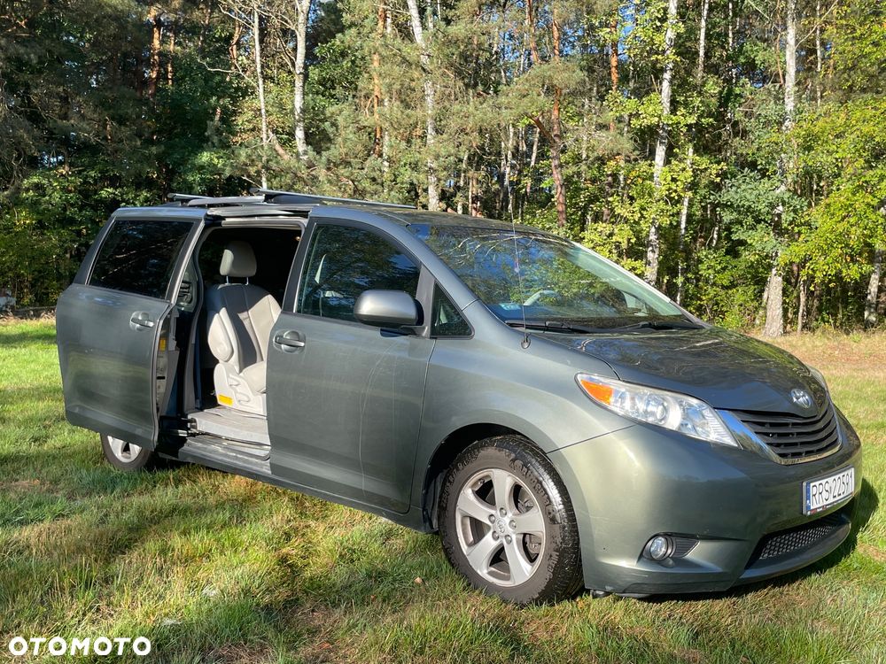 Toyota Sienna - 4