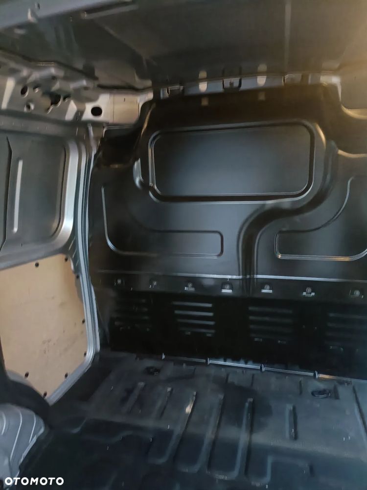 Ford Transit Courier - 11