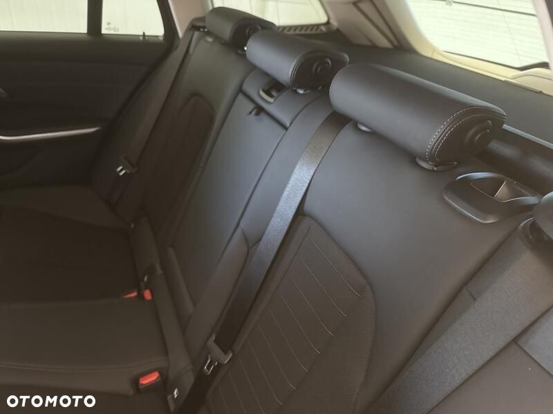 BMW Seria 3 320d xDrive mHEV - 19