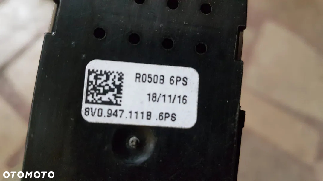 Lampka podsufitki Audi A1 A3 Q3 8V0947111A - 2