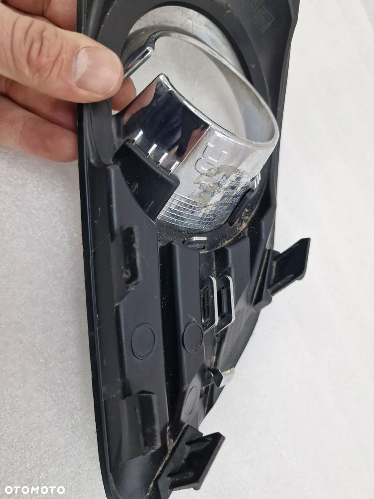 OPEL MOKKA 12- PRAWA KRATKA BOCZNA ZDERZAKA PRZEDNIEGO PRZÓD , NR 95470235 , NR AUKCJI D/131 - 6