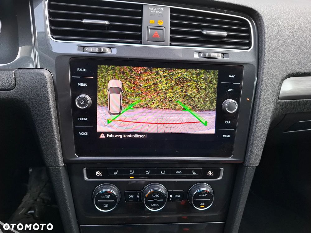 Volkswagen Golf - 22