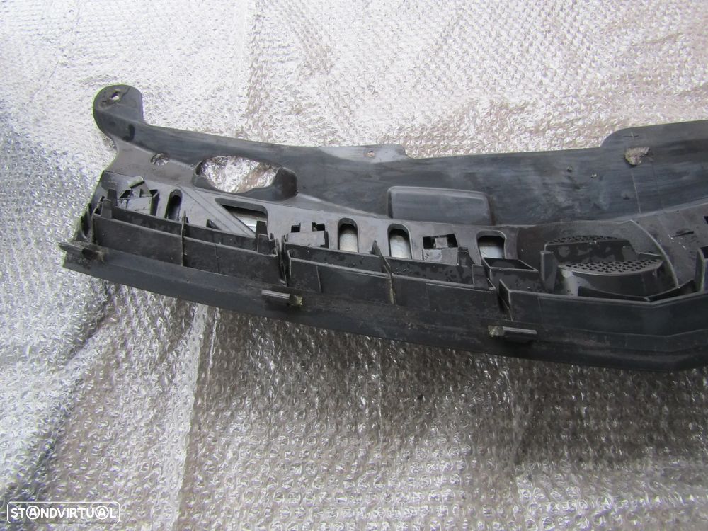 Grelha central Opel Astra GTC ano 2005  em bom estado - 8