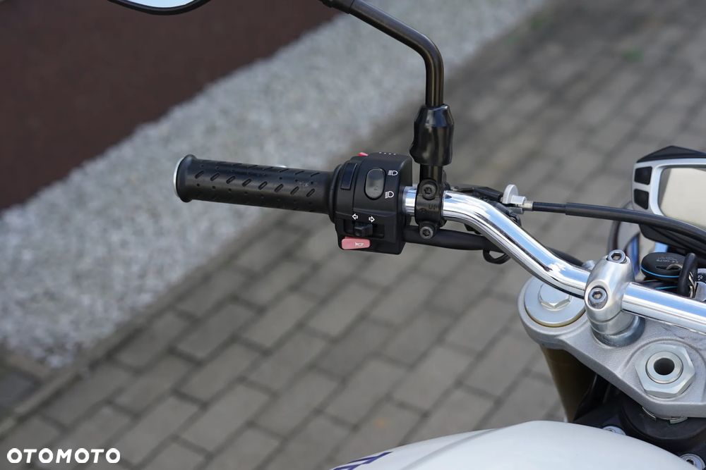 Triumph Street Triple - 16