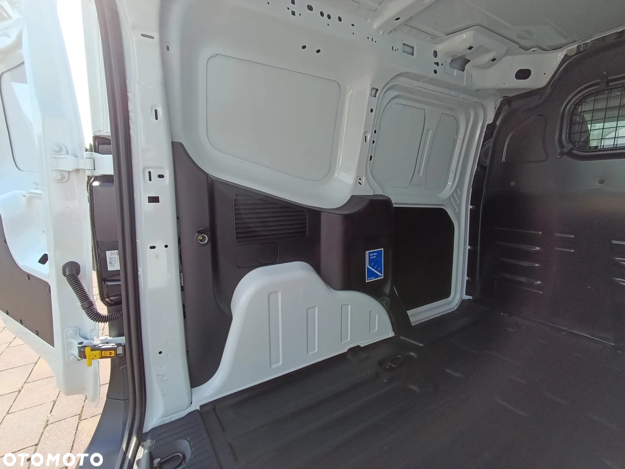 Ford Transit Courier Van Limited - 11