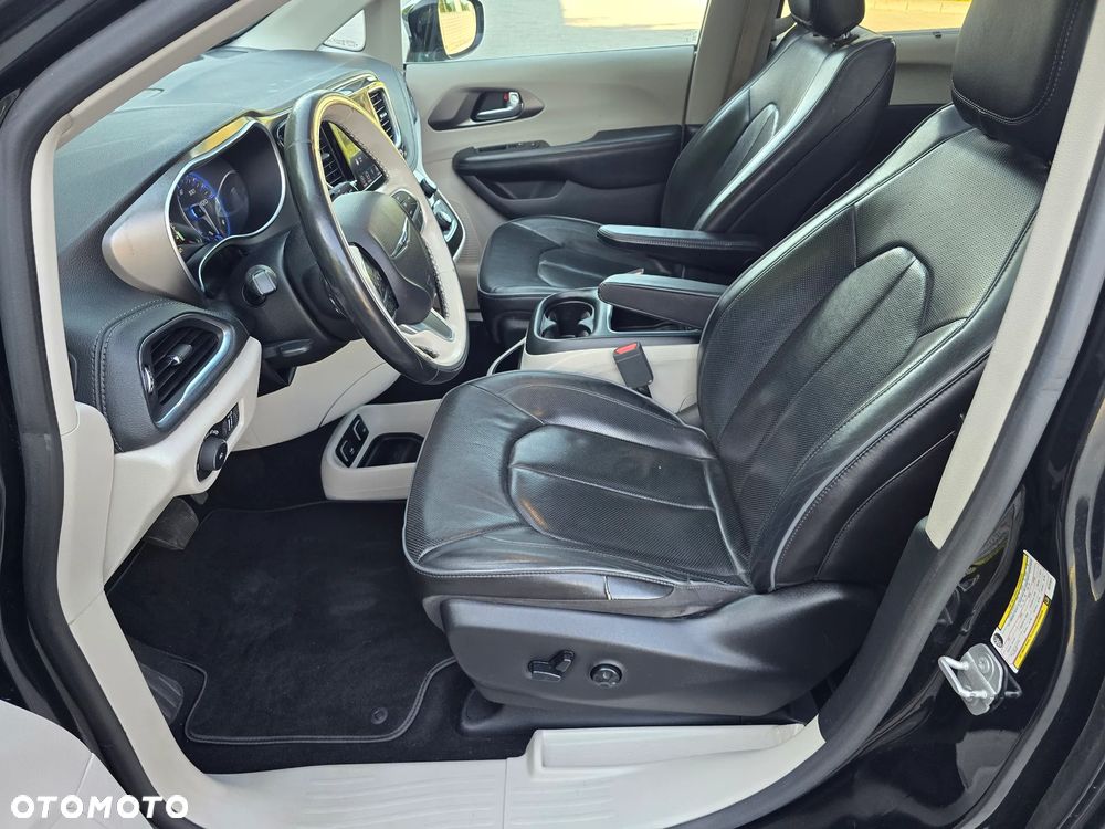 Chrysler Pacifica - 26