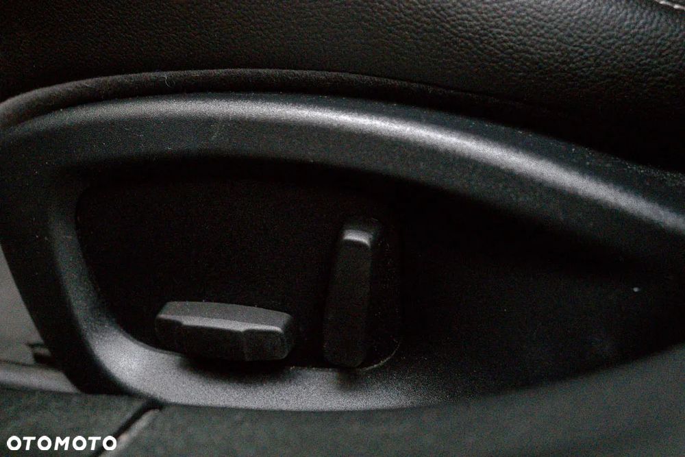 Jaguar XF 2.0 i4D R-Sport - 30