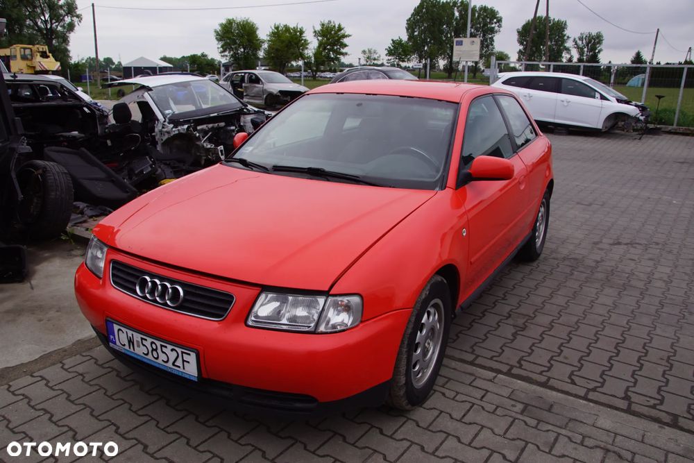 Auto na części - Audi A3 8L 1.6 8V 101 KM APF DUU LY3F 2000R Silnik Skrzynia Drzwi Maska Błotnik Klapa Lampa Lusterko Klamka Szyba Deska Kokpit Sterownik Moduł Czujnik Licznik Panel Kierownica - 1