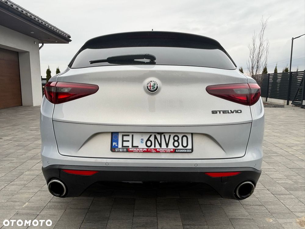 Alfa Romeo Stelvio - 8