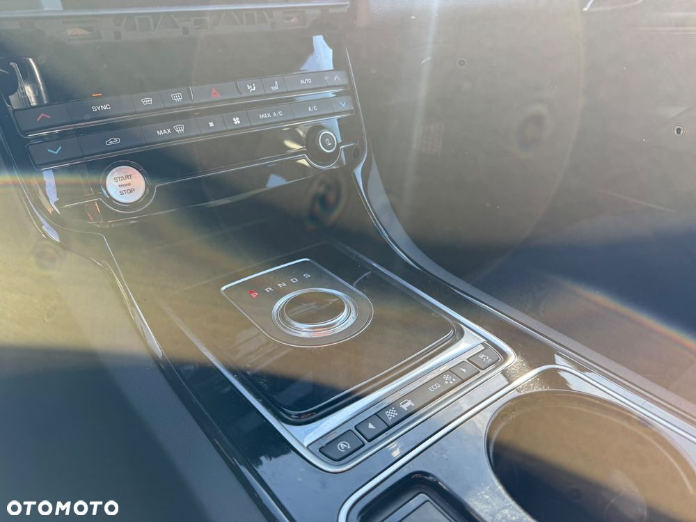 Jaguar XE 20d AWD Pure - 20