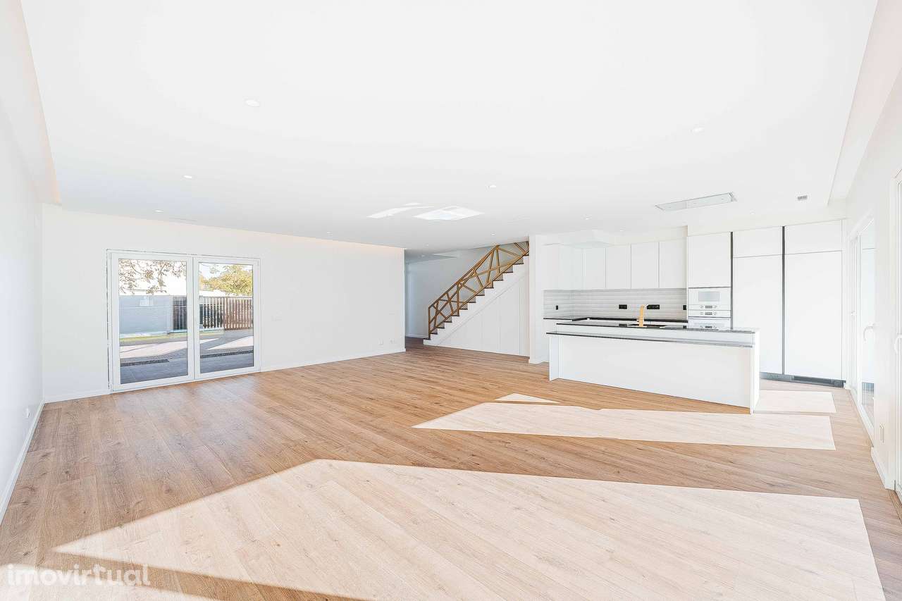 Elegante moradia T4 de arquitetura contemporânea em Albarraque - Grande imagem: 2/56