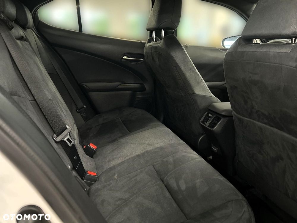 Lexus UX 300h Business - 16