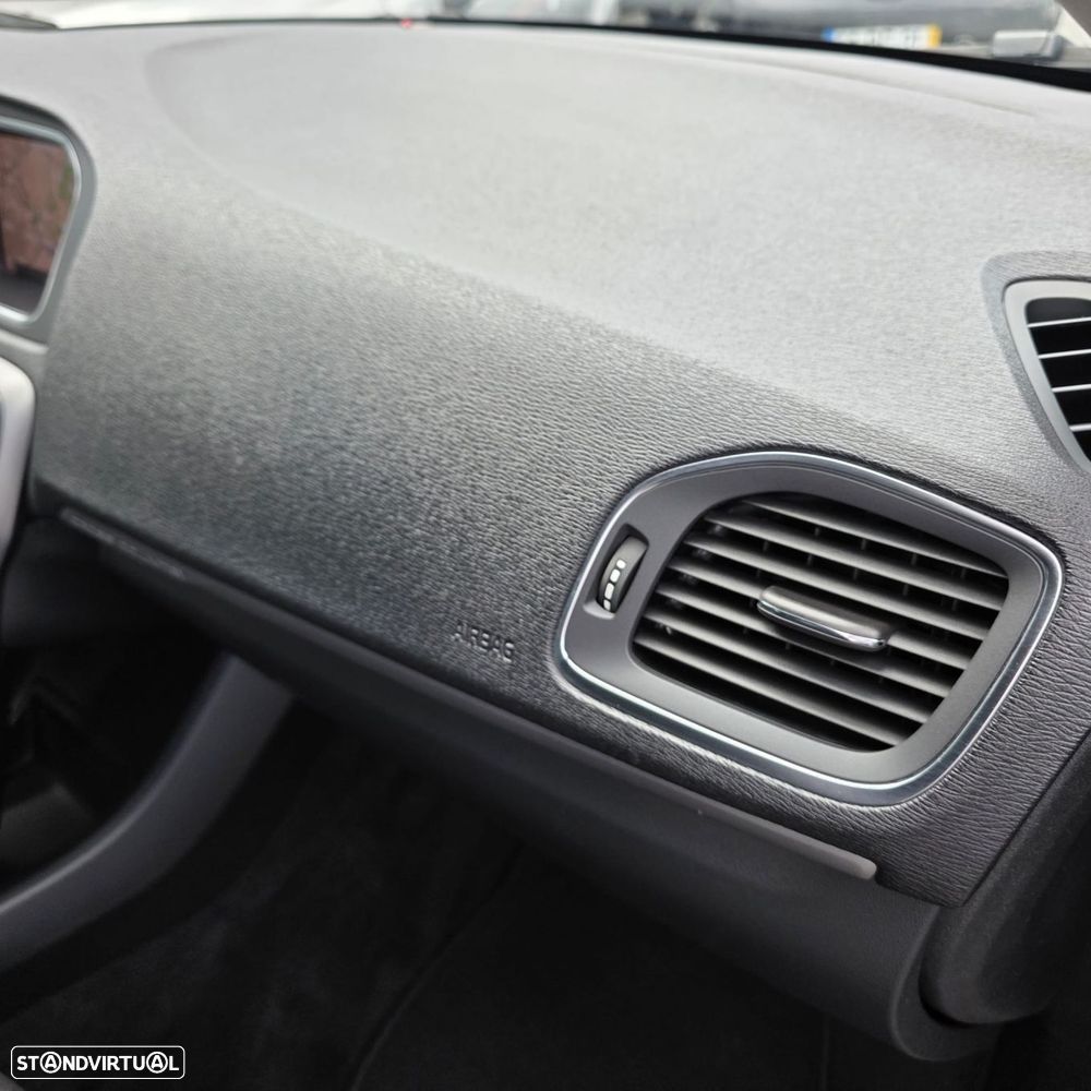 Volvo V40 Cross Country 2.0 D2 Momentum - 32