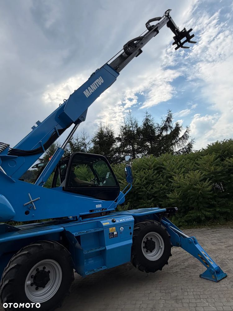 Manitou MRT 1840 Ładowarka Teleskopowa Obrotowa ROTO Dźwig Zwyżka 18 metrów wysuw. 4 tony Udźwig! Maszyna nie różni się od Nowej z Salonu! 2022rok, 1600 mtg.  Pilot zdalnego sterowania! Widły.  Aktualna DEKRA 2027 rok. skręt 4 koła KRAB. Auto-poziomowanie! małe gabaryty maszyny. Mała waga a potężny zasięg i udzwig! Pełna Dokumentacja do maszyny z serwisów CE itd! Maszyna po wszystkich Możliwych serwisach do 2027 roku. Wielka okazja. Ładowarka sprowadzona z Norwegii. Pracowała sporadycznie i lekko w urzędzie miejskim! Zerowe zużycie! - 5