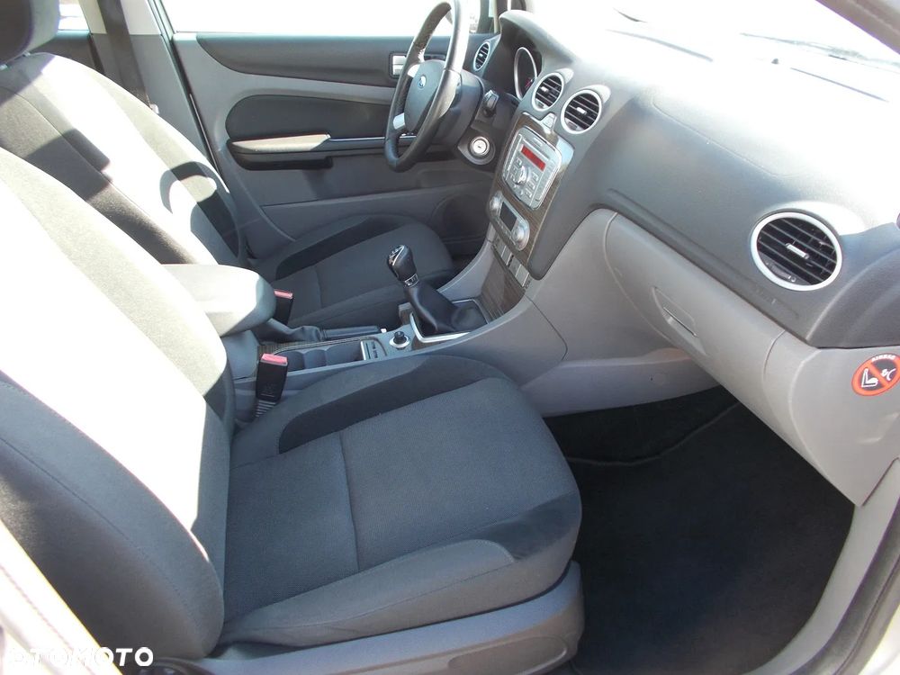 Ford Focus 1.8 Ghia - 11