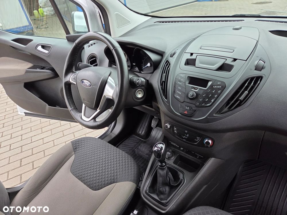 Ford Transit Courier - 26