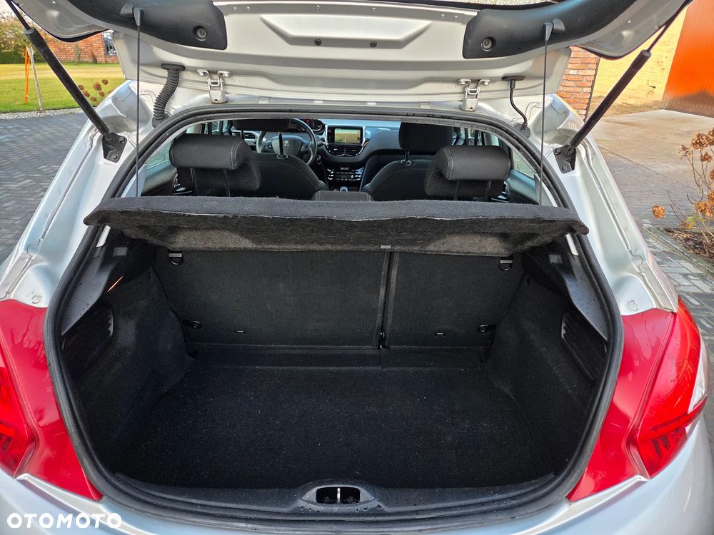 Peugeot 208 - 18