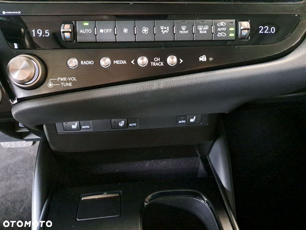 Lexus ES 300h Business Edition - 26