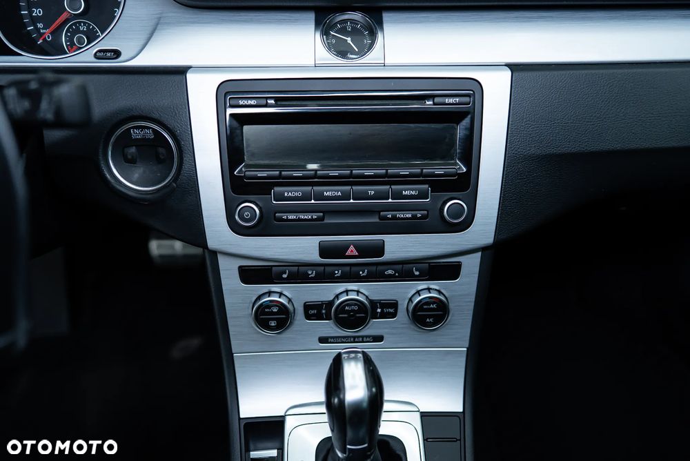 Volkswagen Passat 2.0 TDI DSG BlueMotion Technology R-Line - 23