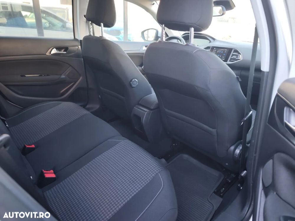 Peugeot 308 SW 1.2 L PureTech Turbo S&S Active - 15