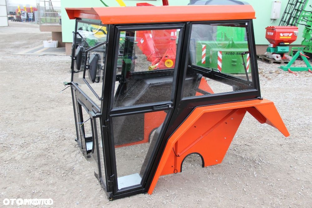 Kabina ciągnikowa C330 C 330 do ciągnika C330 z błotnikami CE - 3