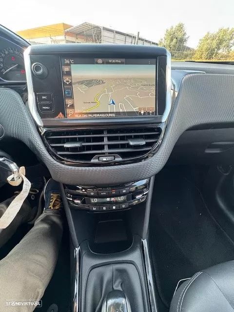 Peugeot 2008 1.2 PureTech Allure - 21