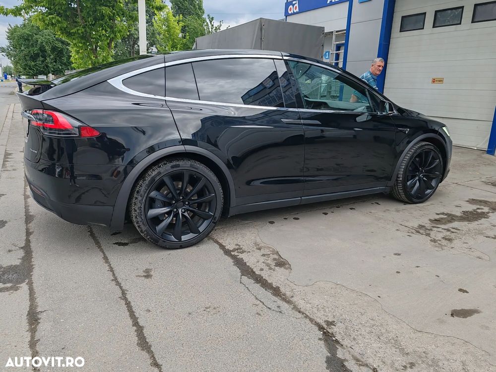 Tesla Model X - 25