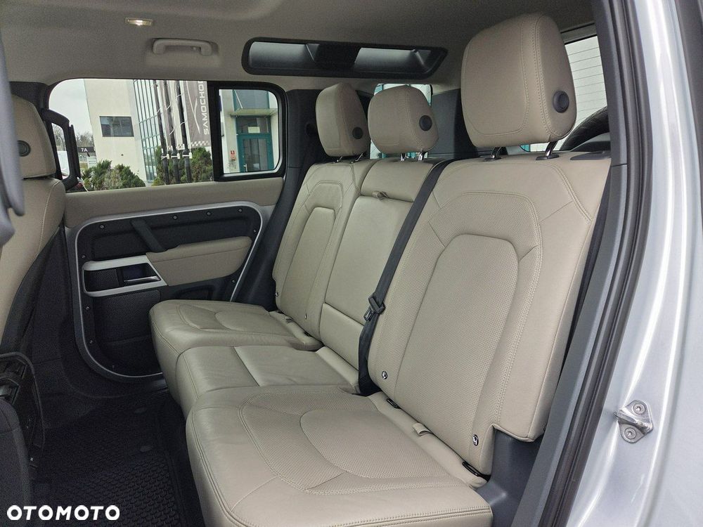 Land Rover Defender - 32