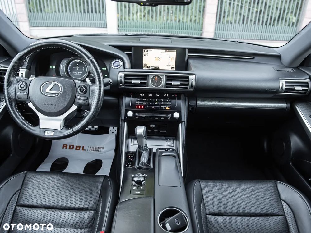 Lexus IS 300h F Sport - 32