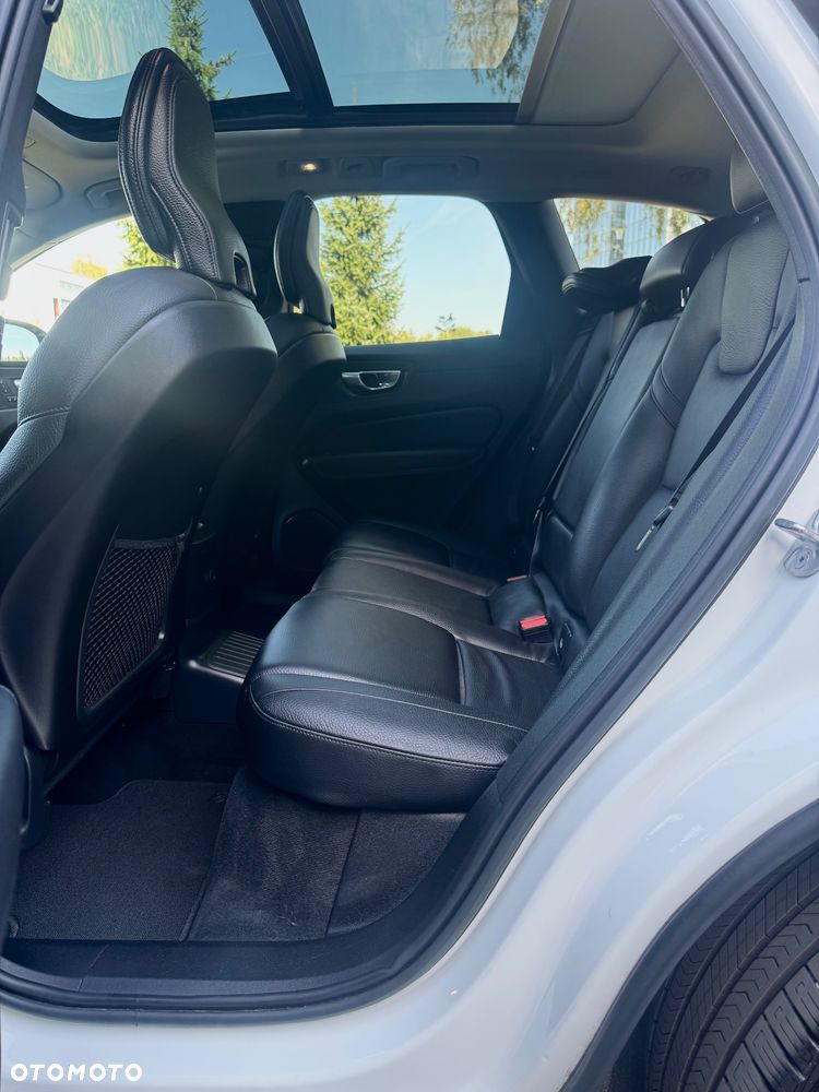 Volvo XC 60 T6 AWD Recharge Geartronic RDesign Expression - 13
