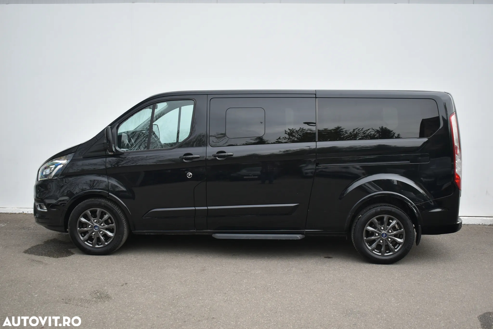 Ford Tourneo Custom Bus 320 2.0 EcoBlue 170 CP L2H1 Titanium Aut. - 2