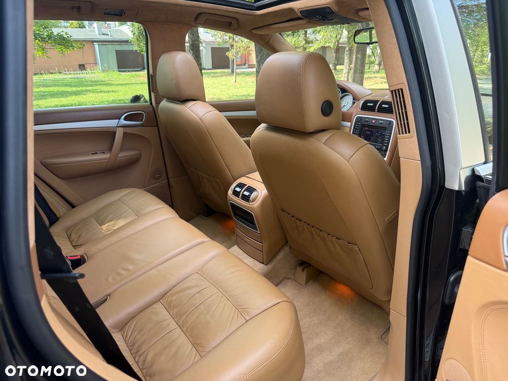 Porsche Cayenne Turbo S - 35