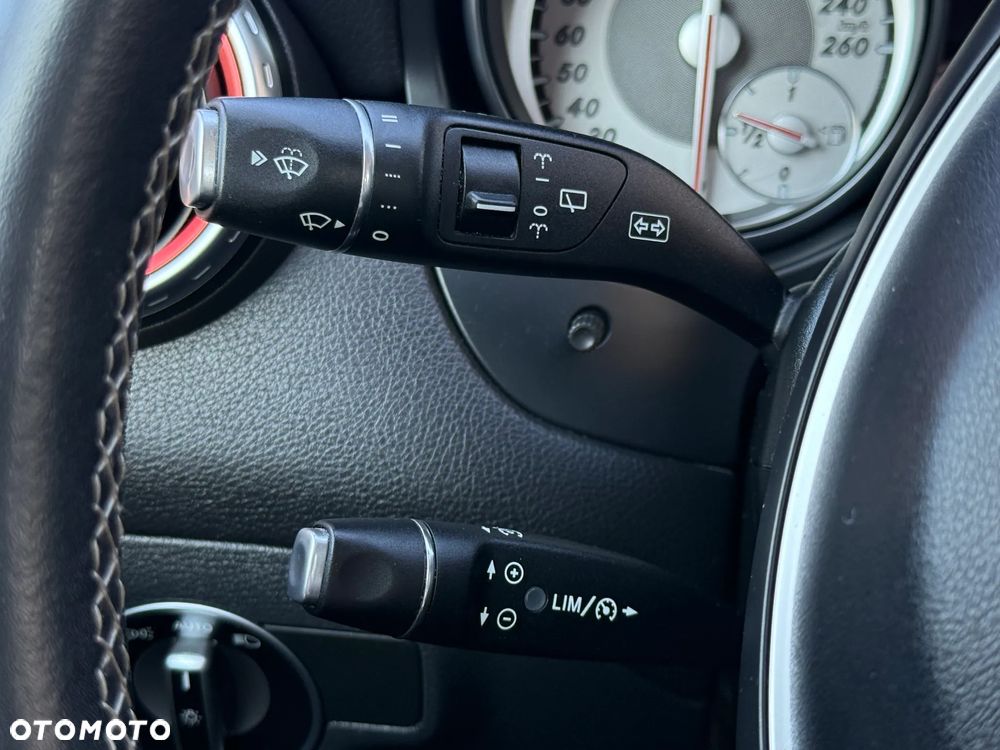 Mercedes-Benz GLA 180 7G-DCT - 28