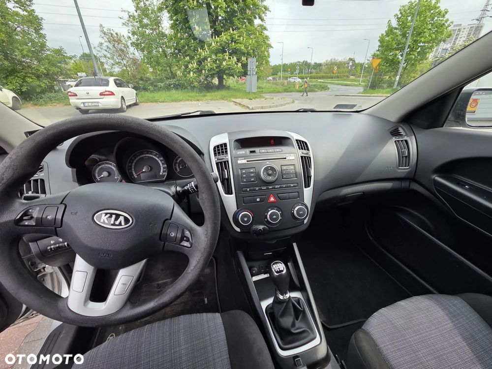 Kia Ceed - 10