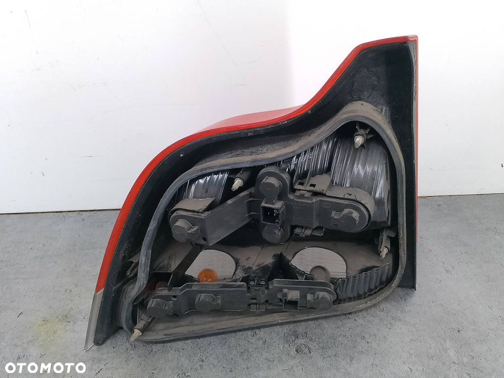 LAMPA TYLNA PRAWA VOLVO S60 ( 00-10 ) 8664080  8664082 - 3