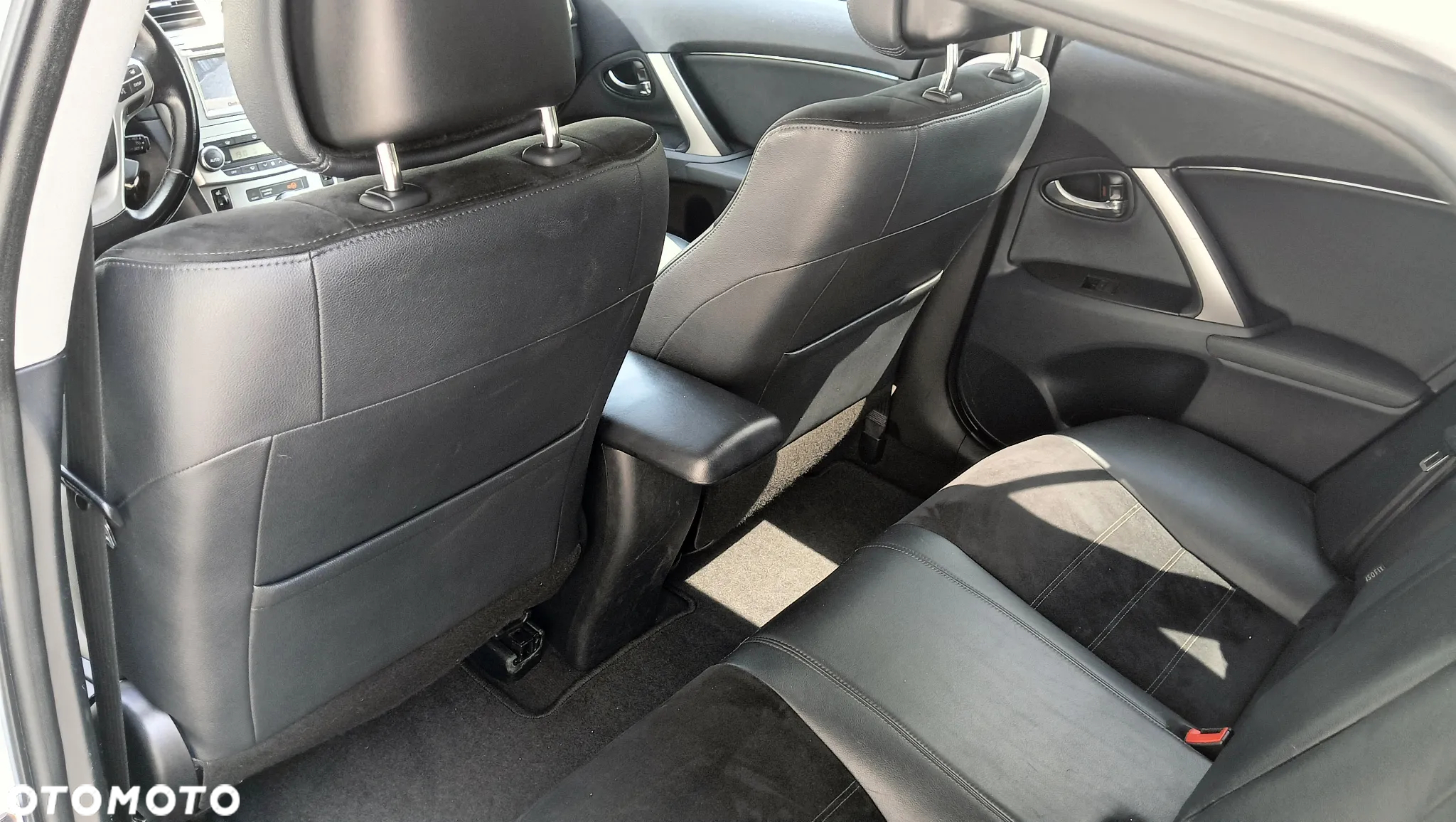 Toyota Avensis 2.0 D-4D Premium - 11