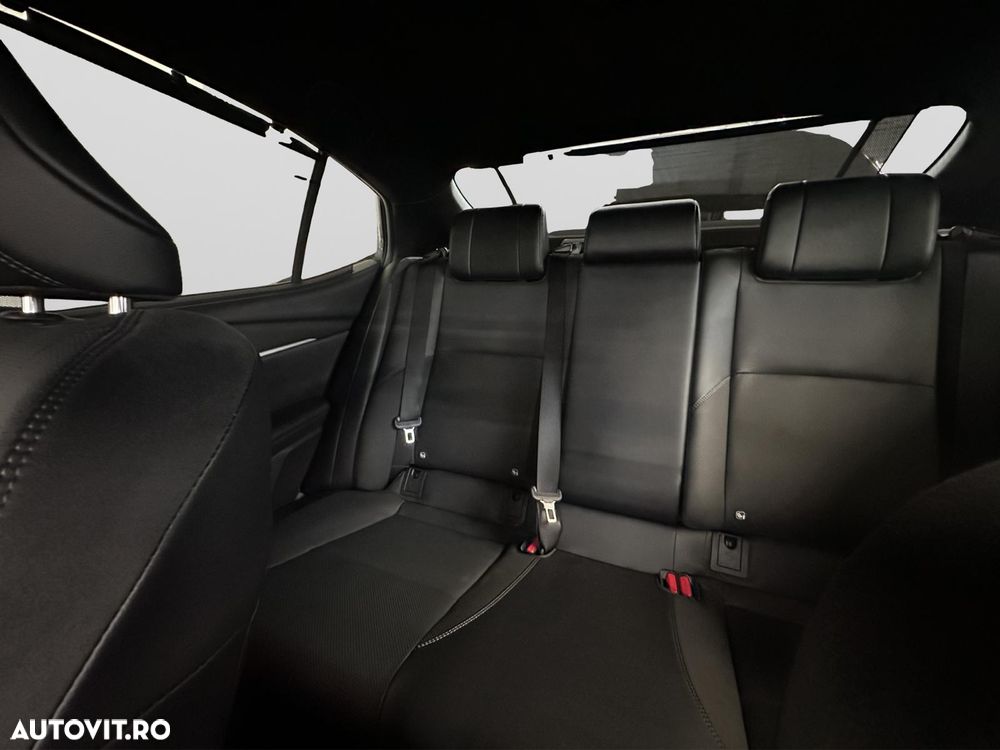 Toyota Camry 2.5 HEV Luxury - 27