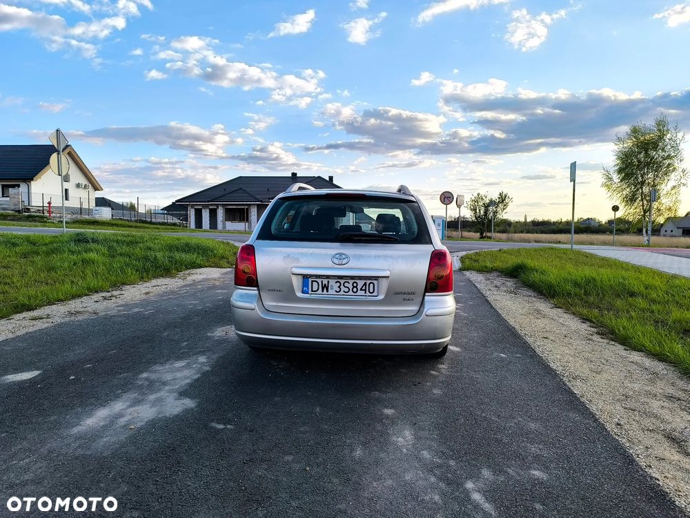 Toyota Avensis 2.0 VVT-i High - 4