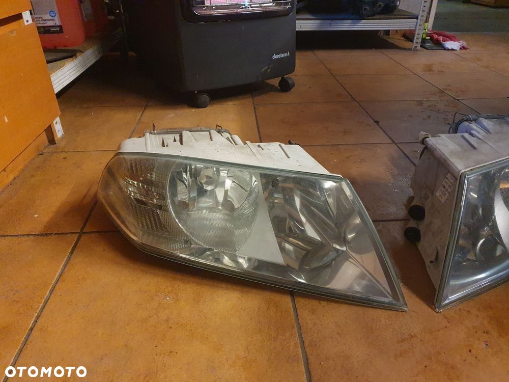 REFLEKTOR P/L SKODA OCTAVIA II 2 BŁĘKITNA POŚWIATA - 2
