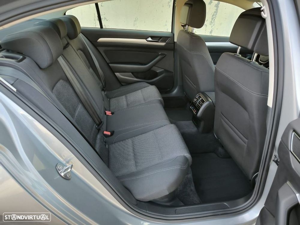 VW Passat 2.0 TDI Business P.DSG - 35