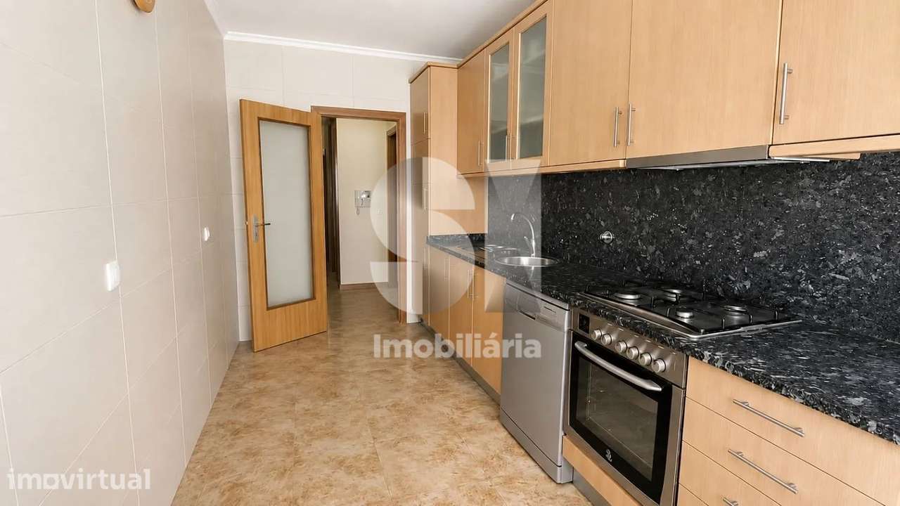 T2 com Terraço e Garagem a 2 Minutos da Praia - Grande imagem: 2/9